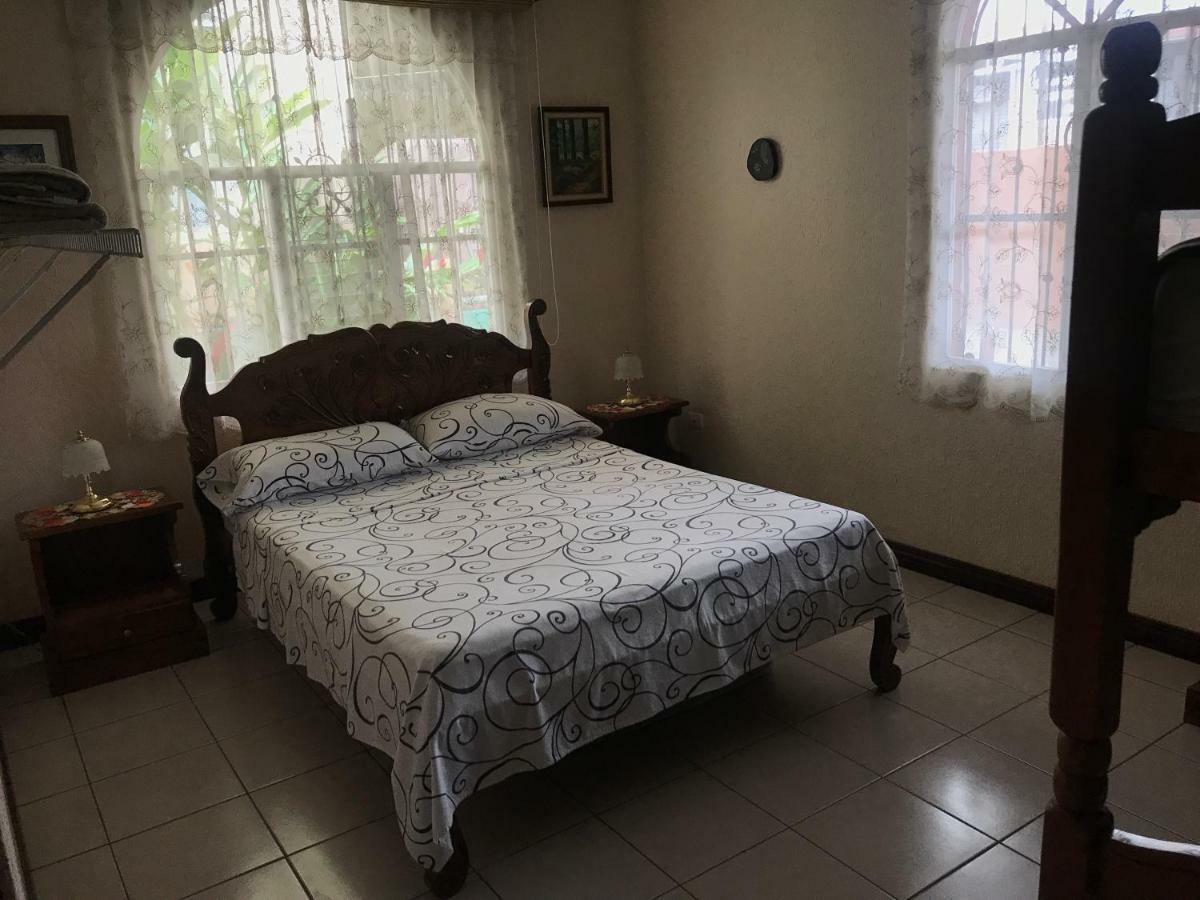 Casa Del Suizo Bed and Breakfast Desamparados  Eksteriør billede