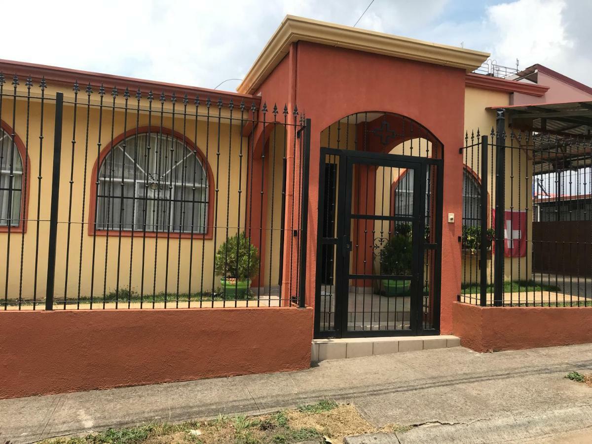 Casa Del Suizo Bed and Breakfast Desamparados  Eksteriør billede