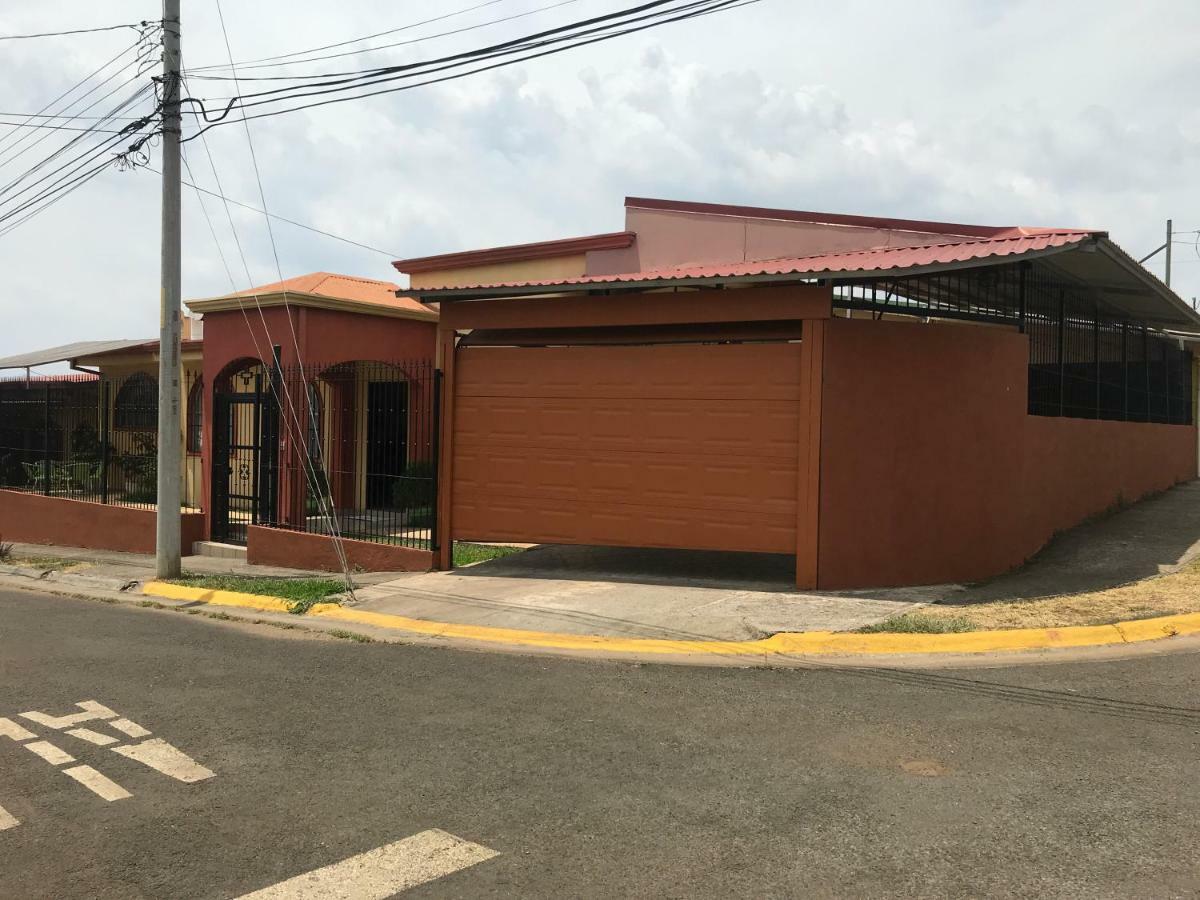 Casa Del Suizo Bed and Breakfast Desamparados  Eksteriør billede