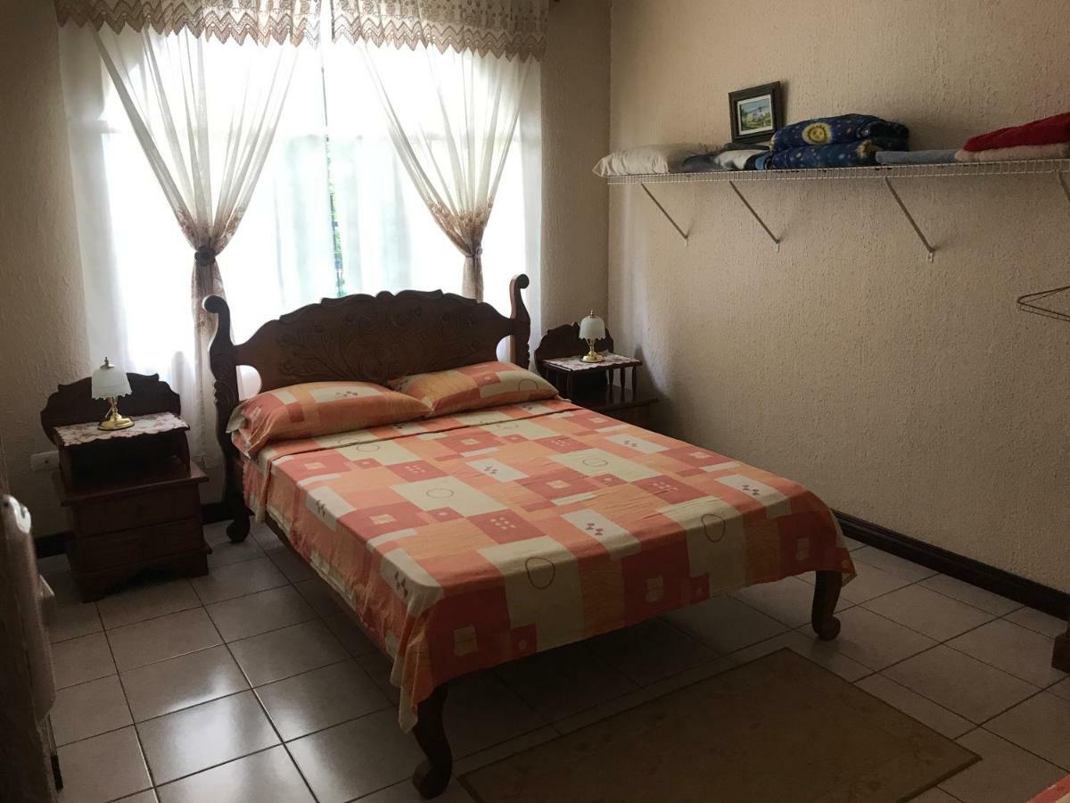 Casa Del Suizo Bed and Breakfast Desamparados  Eksteriør billede